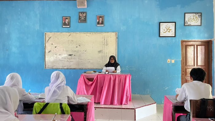 Hadapi TKA, Ibu Yulisma, S.Pd. Bimbing Siswa XII A Bahas Soal Hadapi TKA, Ibu Yulisma, S.Pd. Bimbing Siswa XII A Bahas Soal