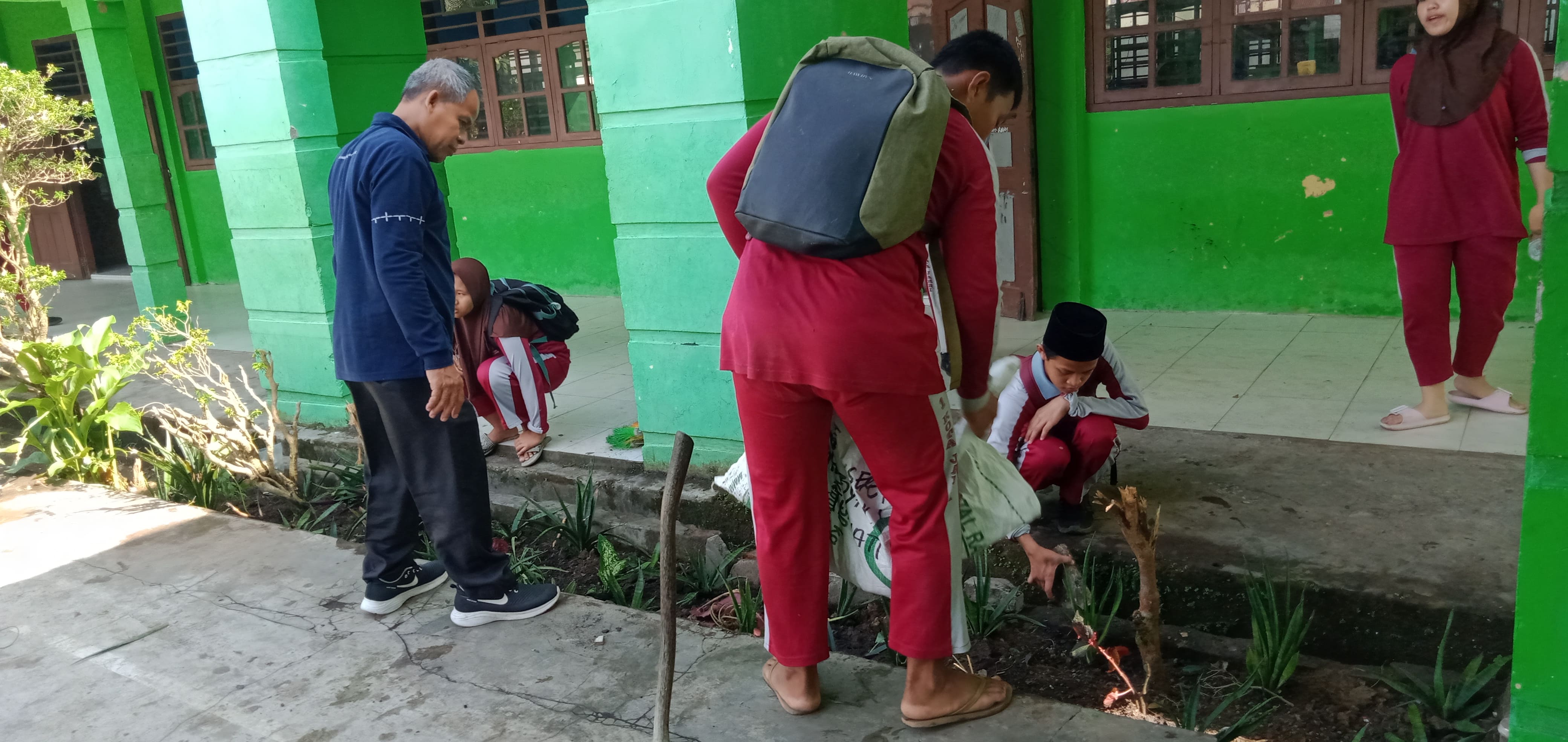 Peduli Lingkungan, MTs Negeri 1 Kota Jambi Laksanakan Gotong Royong