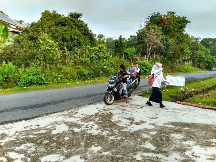 Pagi yang Hangat di MTsN 1 Bungo: Mengurai Kisah Pengorbanan Orang Tua