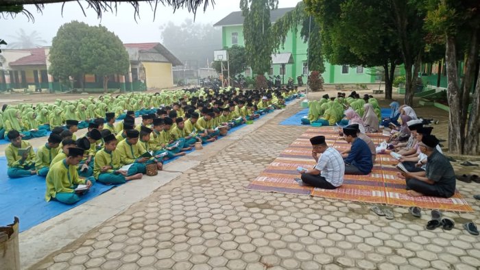 MTsN 2 Bungo Laksanakan Yasinan dan Tahlil Rutin bersama MTsN 2 Bungo Laksanakan Yasinan dan Tahlil Rutin bersama