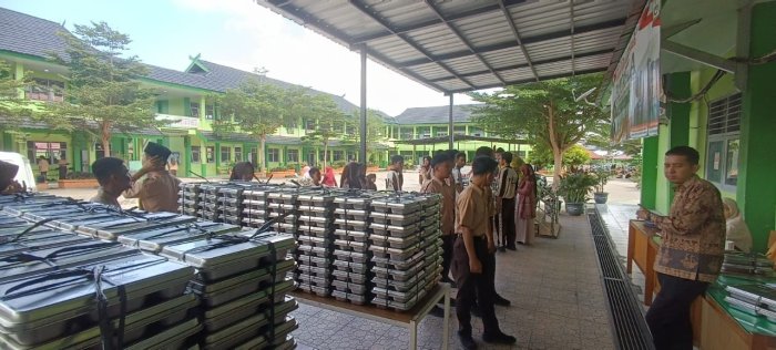 Aksi Hijau & Perut Terisi! MBG MAN 2 Kota Jambi Diiringi Pendekatan Lingkungan, Siswa Semangat Ganda Aksi Hijau & Perut Terisi! MBG MAN 2 Kota Jambi Diiringi Pendekatan Lingkungan, Siswa Semangat Ganda