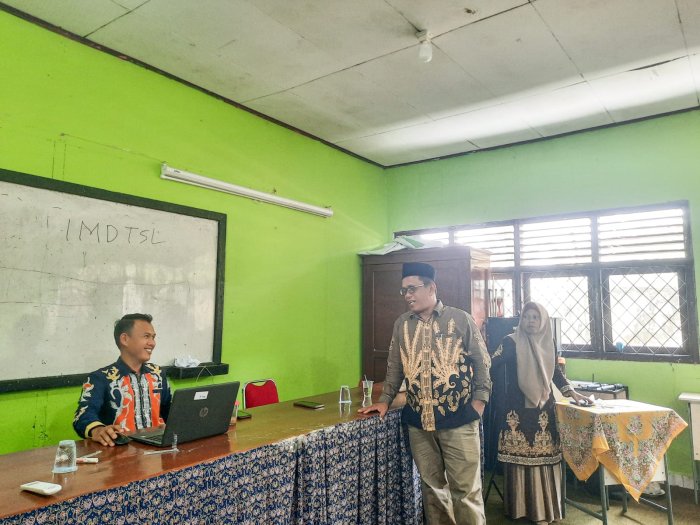 Kasi Penmad Kemenag Bungo Lakukan MONEV di MTsN 1 Bungo, Pastikan Pelaksanaan TKA Berjalan Optimal