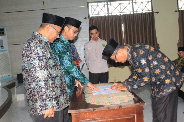 Kepala MTsN 5 Tebo Teken Perjanjian Kerja Pejabat Administrator TA 2026 di Kemenag Tebo Kepala MTsN 5 Tebo Teken Perjanjian Kerja Pejabat Administrator TA 2026 di Kemenag Tebo