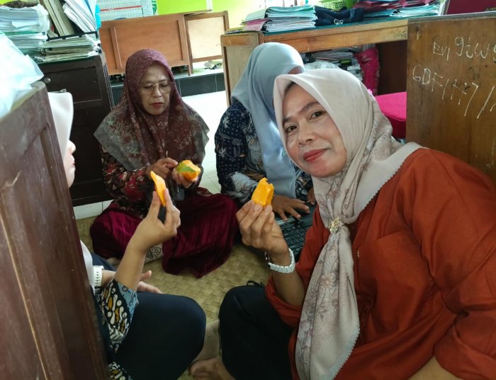 Momen Kekeluargaan di MTsN 1 Bungo: Guru Bersantai Sambil Menikmati Kelezatan Hasil Panen