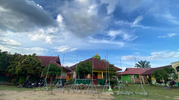 Siswa MTsN 2 Bungo Berhasil Taklukkan Tantangan Pionering: Menara Bendera 10 Tongkat Berdiri Kokoh