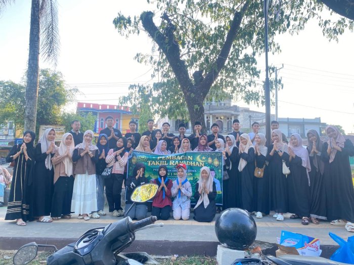 MTsN 1 Merangin Gelar Aksi Berbagi Takjil Ramadhan