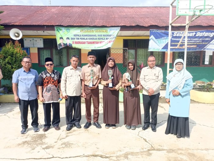 Prestasi Membanggakan, Piala Juara Umum Diserahkan kepada Siswa Berprestasi
