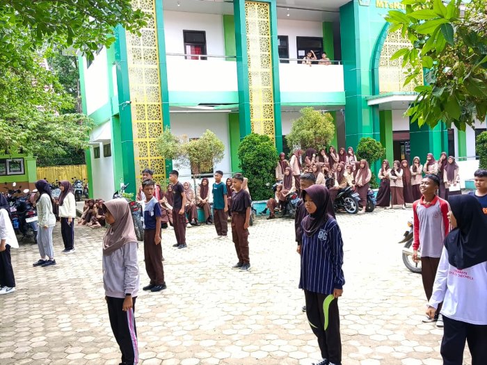 Semangat Menggema di Lapangan MTsN 1 Bungo: Siswa-Siswi Saksikan Latihan Pamungkas Kontingen Jamran Semangat Menggema di Lapangan MTsN 1 Bungo: Siswa-Siswi Saksikan Latihan Pamungkas Kontingen Jamran