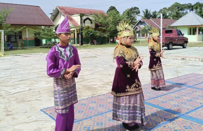 Lestarikan Seni Nusantara, Kelas IX A MTsN 1 Bungo Semarakkan Pergelaran Tari Tradisional Lestarikan Seni Nusantara, Kelas IX A MTsN 1 Bungo Semarakkan Pergelaran Tari Tradisional