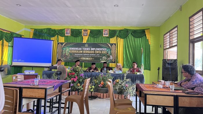 Pengawas Madrasah Kabupaten Tanjung Jabung Timur Berikan Bimtek Implementasi Kurikulum Berbasis Cinta di Tiga Madrasah