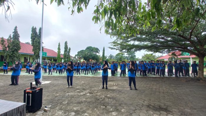 Senam Rutin MAN 2 Bungo Tingkatkan Kebugaran dan Semangat Warga Madrasah Senam Rutin MAN 2 Bungo Tingkatkan Kebugaran dan Semangat Warga Madrasah