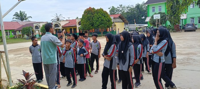 Didy Haryadi Beri Arahan Petugas Upacara Sumpah Pemuda sebelum latihan