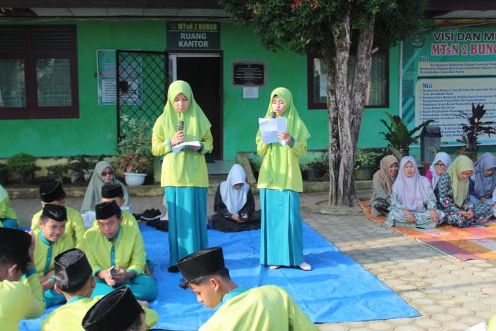 Sejukkan Hati di Pagi Jumat: Kelas VIII F Sukses Sampaikan Kultum Inspiratif di Lapangan MTsN 2 Bungo