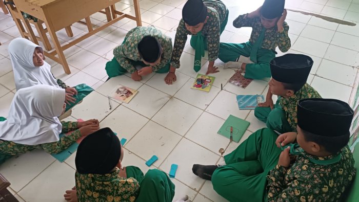 Inovasi Pembelajaran Pendidikan Pancasila, Kelas 5B MIN 4 Tebo Dalami Materi Norma Lewat Permainan Kartu Truth or Dare Inovasi Pembelajaran Pendidikan Pancasila, Kelas 5B MIN 4 Tebo Dalami Materi Norma Lewat Permainan Kartu Truth or Dare