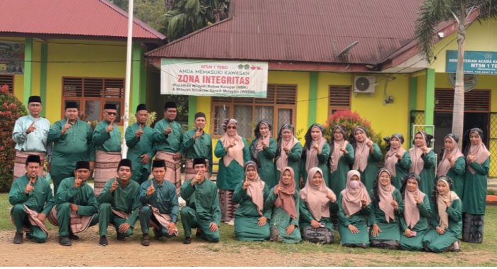 Abadikan Momen Kebersamaan, Majelis Guru dan Karyawan MTsN 1 Tebo Foto Bersama Usai Upacara HUT Kabupaten Tebo Abadikan Momen Kebersamaan, Majelis Guru dan Karyawan MTsN 1 Tebo Foto Bersama Usai Upacara HUT Kabupaten Tebo