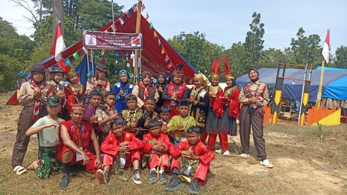 Peserta Karnaval Nusantara Abadikan Momen Usai Pawai Peserta Karnaval Nusantara Abadikan Momen Usai Pawai