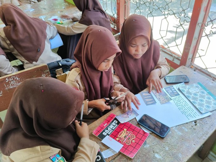 Siswa Kelas VII C Antusias Mengenal Zaman Prasejarah Melalui Proyek Kliping Kreatif Siswa Kelas VII C Antusias Mengenal Zaman Prasejarah Melalui Proyek Kliping Kreatif