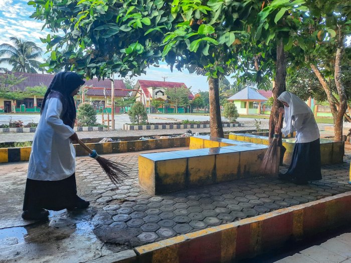 Guru Piket dan Siswa Siap Jaga Kebersihan Menjelang ASAS Hari Pertama