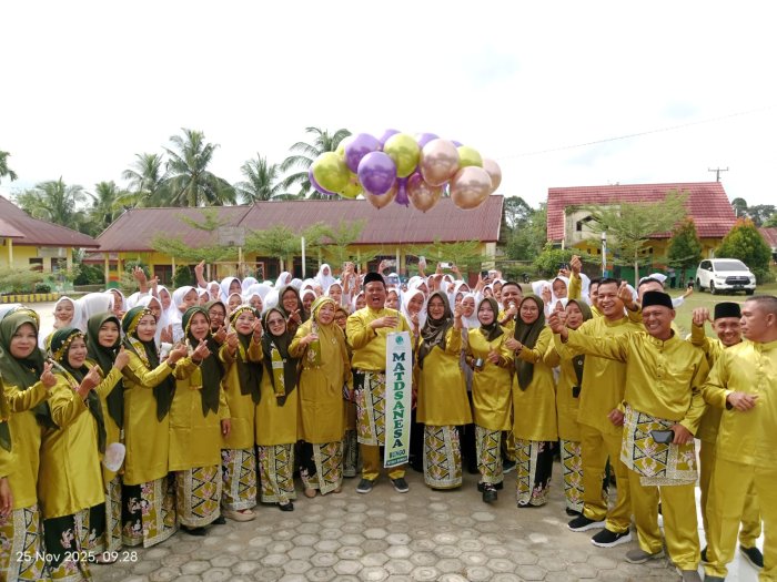 Tukar Kado Penuh Kejutan, Warnai Kemeriahan Hari Guru Nasional di MTsN 1 Bungo Tukar Kado Penuh Kejutan, Warnai Kemeriahan Hari Guru Nasional di MTsN 1 Bungo