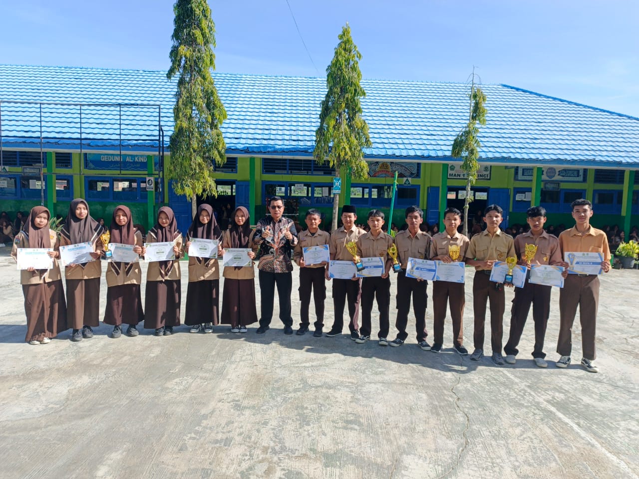Pemberian Hadiah Meriahkan Penutupan Classmeeting MAN 1 Kerinci Pemberian Hadiah Meriahkan Penutupan Classmeeting MAN 1 Kerinci