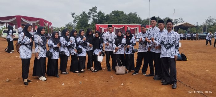 Guru-Guru MIN 3 Tebo ikut menyemarakkan Upacara Bendera Peringatan Hari Guru dan PGRI ke-80 di kecamatan Tengah Ilir Guru-Guru MIN 3 Tebo ikut menyemarakkan Upacara Bendera Peringatan Hari Guru dan PGRI ke-80 di kecamatan Tengah Ilir
