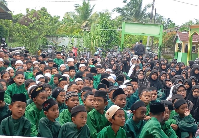 MIN 1 Tanjung Jabung Barat Gelar Roadshow Cinta Rasul dan Peduli Palestina