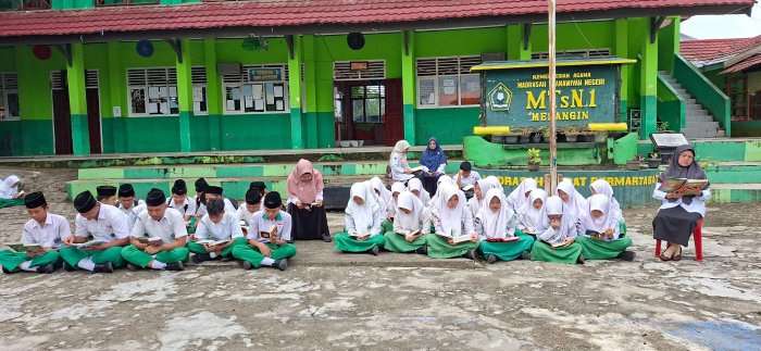 SARI TEAJUZ: Hari Pertama Petugas Kelas IXA