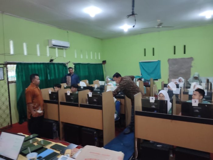 Kepala MAN 1 Kota Jambi Tinjau Pelaksanaan UMBK Kelas XII Tahun Pelajaran 2025/2026