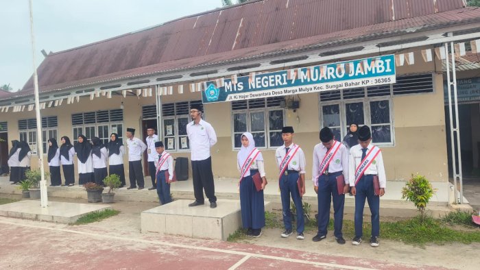 Disiplin Adalah Kebutuhan: Pesan Mendalam di Upacara Bendera MTsN 7 Muaro Jambi Disiplin Adalah Kebutuhan: Pesan Mendalam di Upacara Bendera MTsN 7 Muaro Jambi