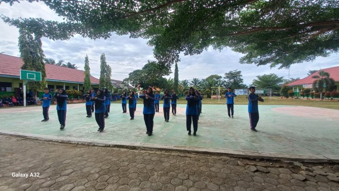 Ibu Epi Zarni, S.Pd Suntik Semangat Kelas XI A Dalam Lomba Senam Ibu Epi Zarni, S.Pd Suntik Semangat Kelas XI A Dalam Lomba Senam