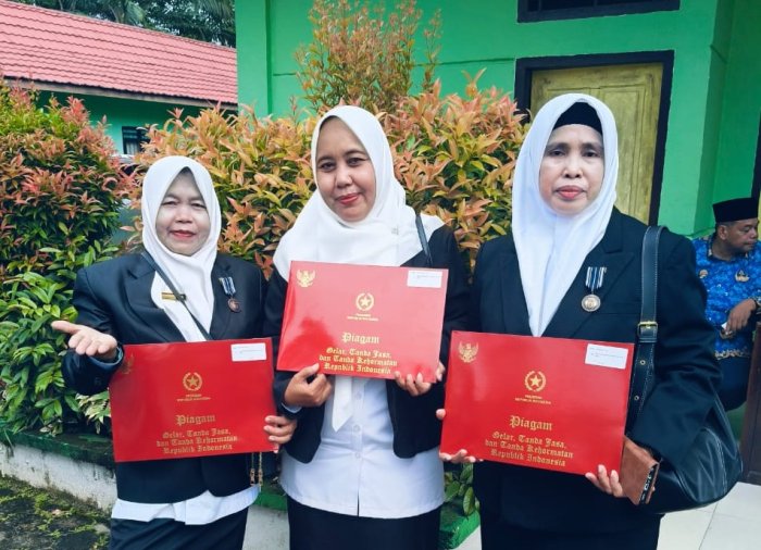 Ibu Zuhroni, S.Ag Terima Satyalancana Karya Satya X Tahun pada Peringatan HAB 2025 Ibu Zuhroni, S.Ag Terima Satyalancana Karya Satya X Tahun pada Peringatan HAB 2025
