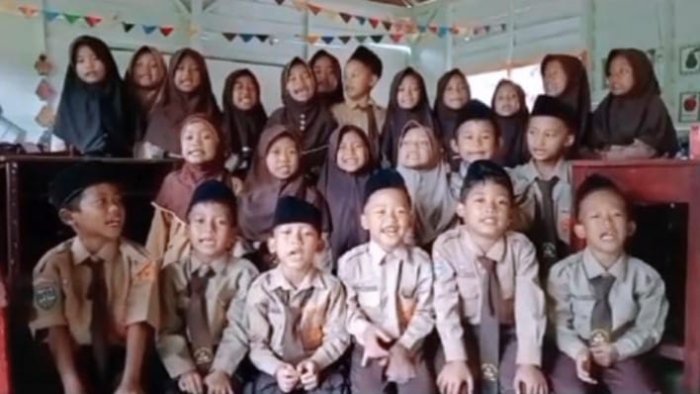 Kelas 2B MIN 4 Tebo Pelajari Makna Lambang Garuda Pancasila Melalui Lagu Kelas 2B MIN 4 Tebo Pelajari Makna Lambang Garuda Pancasila Melalui Lagu