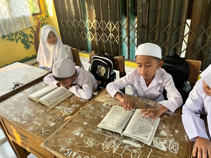 Awali Hari dengan Al-Quran, Siswa-Siswi Bersama Majelis Guru Gelar Kegiatan Tahfiz dan Membaca Surah Pendek Selasa Pagi