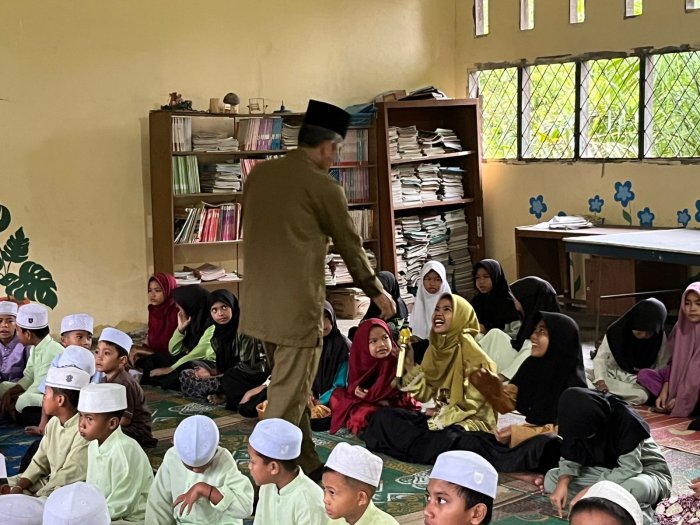 Tingkatkan Kedisiplinan Ibadah, Siswa-Siswi Praktik Sholat Zuhur Bersama Guru Piket dan Staf