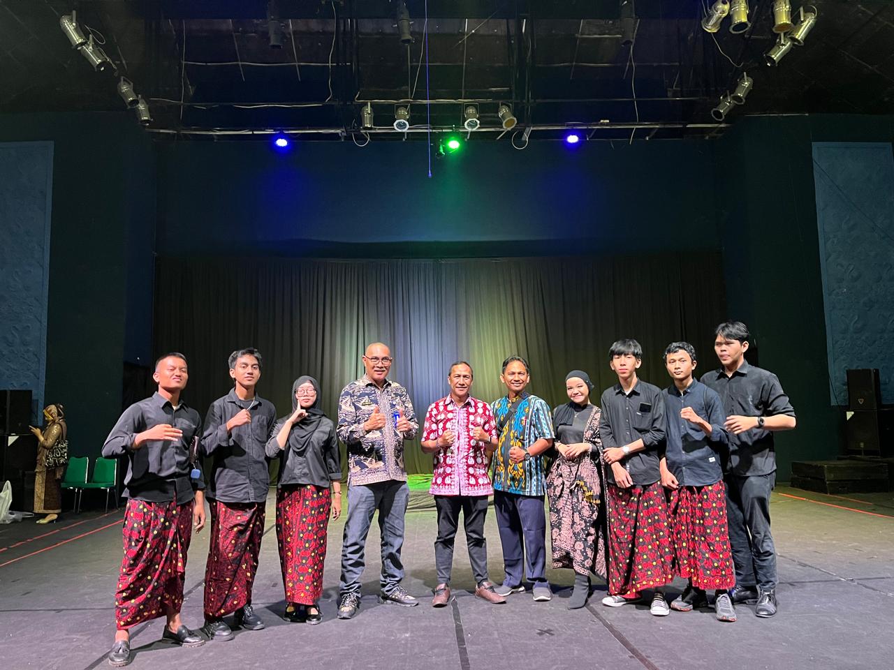 Berita MAN 2 Kota Jambi: Tim Teater Alief Raih Prestasi di Festival Teater Remaja Berita MAN 2 Kota Jambi: Tim Teater Alief Raih Prestasi di Festival Teater Remaja
