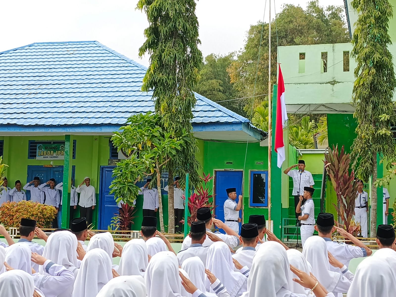 Waka Kurikulum MAN 1 Kerinci Bertindak Sebagai Pembina Upacara Bendera Hari Ini