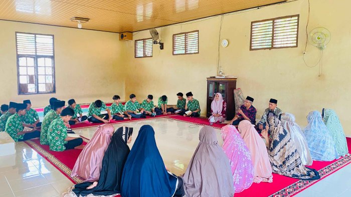 Selesaikan Setoran Terakhir, Kelas IX F MTsN 2 Bungo Gelar Khatam Al-Quran di Musholla Sekolah
