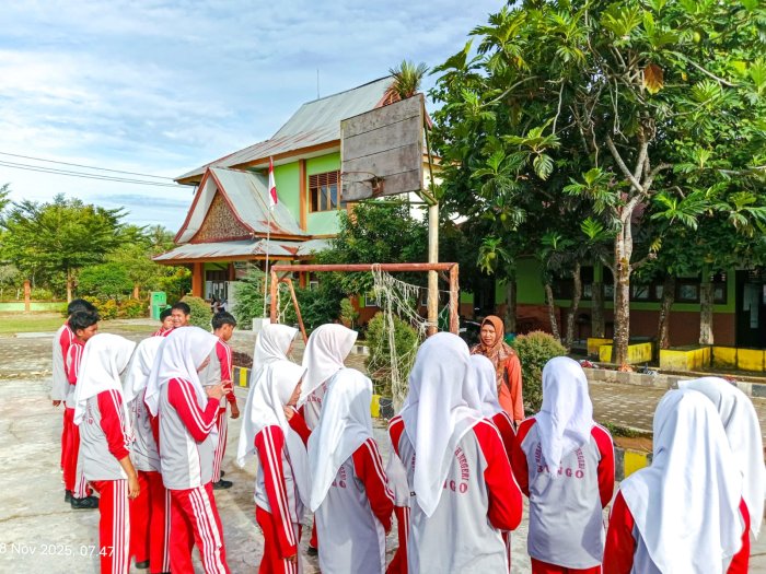 Sebelum Memulai Praktik, Guru Penjas Fitra Hayati Beri Arahan dan Materi Intensif Kepada Kelas VIII Sebelum Memulai Praktik, Guru Penjas Fitra Hayati Beri Arahan dan Materi Intensif Kepada Kelas VIII