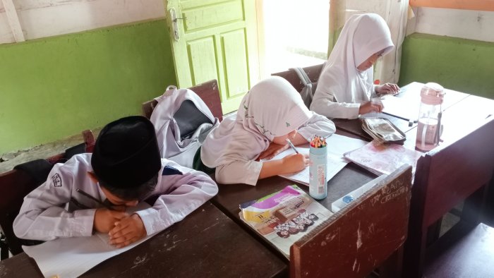 Cerita Lebaran Kelas 2B MIN 4 Tebo: Dari THR, Kotak Pensil Baru, hingga Jalan-jalan ke Mall Cerita Lebaran Kelas 2B MIN 4 Tebo: Dari THR, Kotak Pensil Baru, hingga Jalan-jalan ke Mall