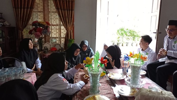 MTsN 2 Bungo Kunjungi Suami Guru yang Sakit