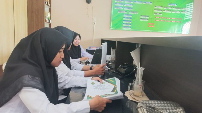 Staf Pengadministrasi MAN 2 Bungo Menjilid Bahan Administrasi Agar Tersusun Rapi Staf Pengadministrasi MAN 2 Bungo Menjilid Bahan Administrasi Agar Tersusun Rapi