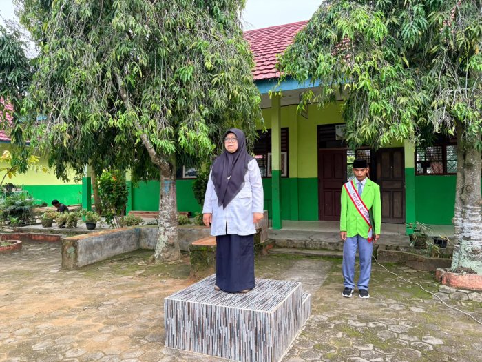 MAN 2 Bungo Gelar Upacara Pagi, Waka Kesiswaan Ajak Siswa Tingkatkan Disiplin dan Fokus Belajar MAN 2 Bungo Gelar Upacara Pagi, Waka Kesiswaan Ajak Siswa Tingkatkan Disiplin dan Fokus Belajar