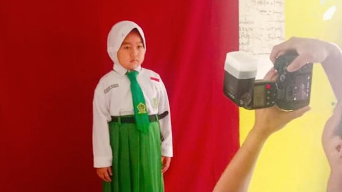 MIN 4 Tebo Laksanakan Pemotretan Foto Rapor dan Ijazah Siswa Kelas 1 dan 6 MIN 4 Tebo Laksanakan Pemotretan Foto Rapor dan Ijazah Siswa Kelas 1 dan 6