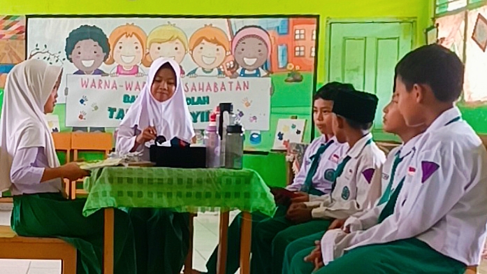 Murid Kelas 5B MIN 4 Tebo Praktikkan Adab Bertamu dan Menerima Tamu Lewat Kegiatan Bermain Peran Murid Kelas 5B MIN 4 Tebo Praktikkan Adab Bertamu dan Menerima Tamu Lewat Kegiatan Bermain Peran