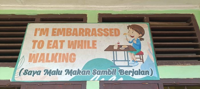Tanamkan Adab Kesopanan Sejak Dini, MTsN 2 Bungo Pasang Imbauan Larangan Makan Sambil Berjalan Tanamkan Adab Kesopanan Sejak Dini, MTsN 2 Bungo Pasang Imbauan Larangan Makan Sambil Berjalan