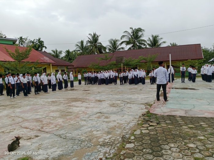 Usai Upacara, Waka Kesiswaan MTsN 1 Bungo Sampaikan Pesan Mendalam tentang Pentingnya Kedisiplinan Usai Upacara, Waka Kesiswaan MTsN 1 Bungo Sampaikan Pesan Mendalam tentang Pentingnya Kedisiplinan
