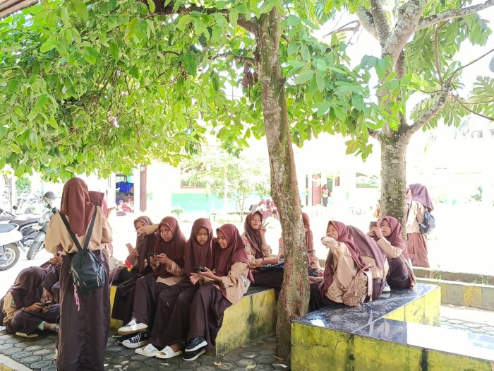 Jelang Akhir Pekan: Kehangatan Canda Tawa Siswa MTsN 1 Bungo Menemani Detik-Detik Pulang di Hari Sabtu Jelang Akhir Pekan: Kehangatan Canda Tawa Siswa MTsN 1 Bungo Menemani Detik-Detik Pulang di Hari Sabtu