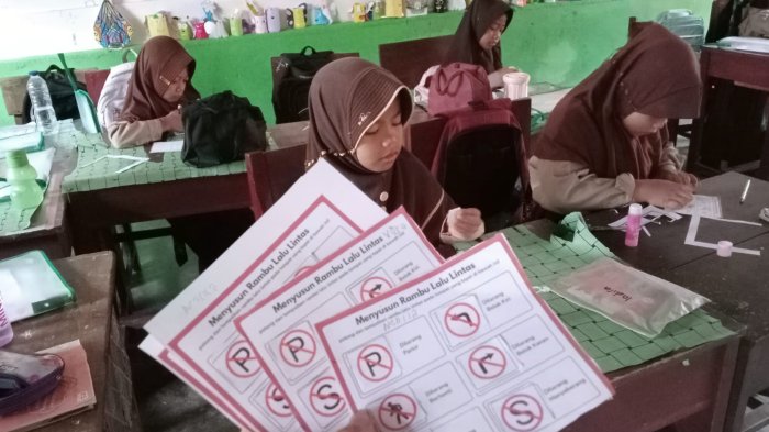 Belajar Ingat Rambu Lalu Lintas Dengan LKPD Aplikatif di Kelas 2B MIN 4 Tebo