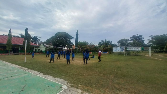 Serunya Kelas X C Bermain Voli Bersama Pak M. Maskuri di Pelajaran Penjas! Serunya Kelas X C Bermain Voli Bersama Pak M. Maskuri di Pelajaran Penjas!