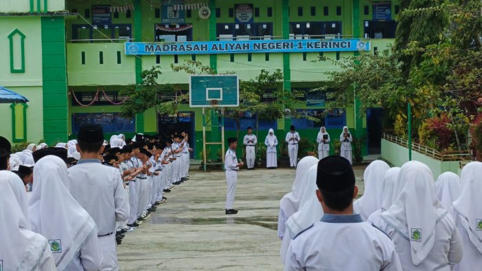 Pembina Rohis MAN 1 Kerinci Bertindak Langsung Sebagai Pembina Upacara Bendera